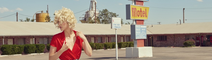 la femme avec le T-shirt rouge